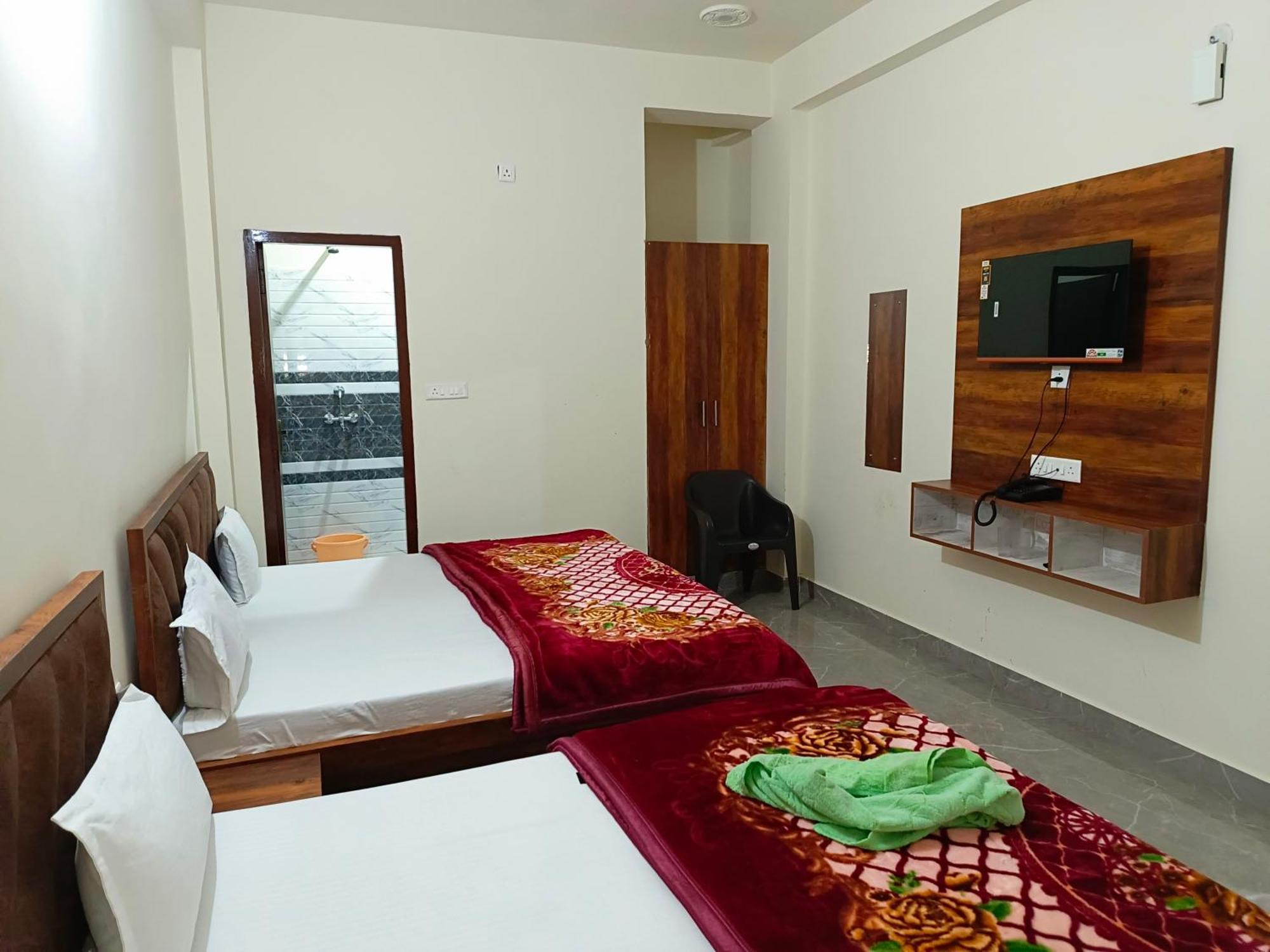 Shri Girraj Residency Hotell Mathura Eksteriør bilde