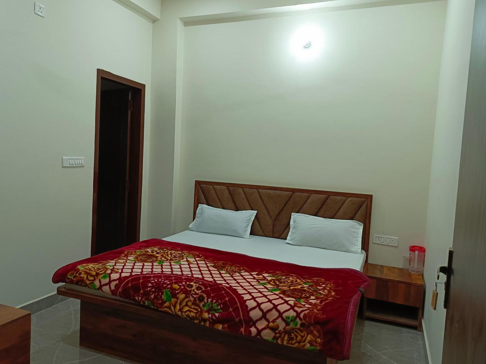 Shri Girraj Residency Hotell Mathura Eksteriør bilde
