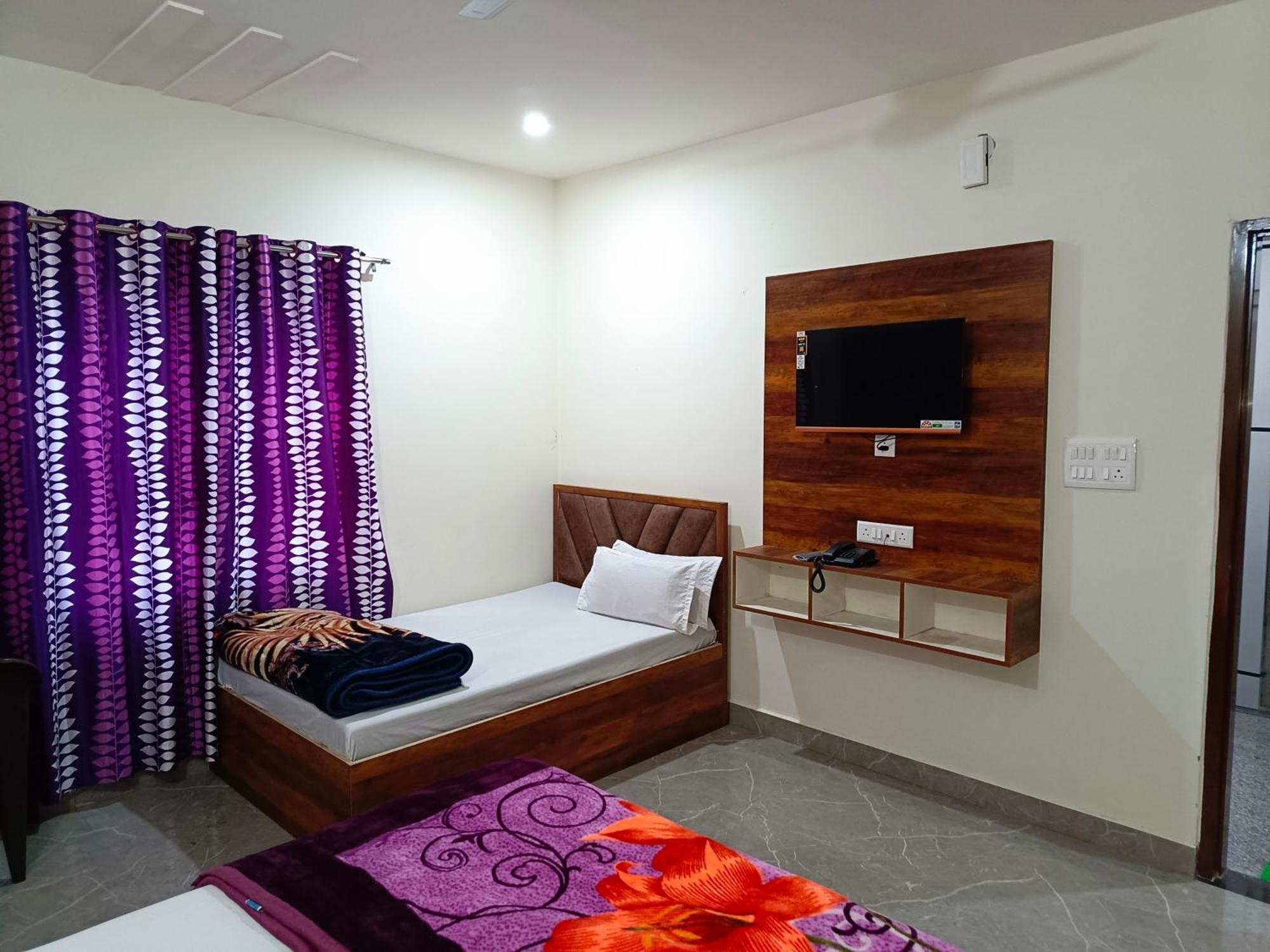Shri Girraj Residency Hotell Mathura Eksteriør bilde
