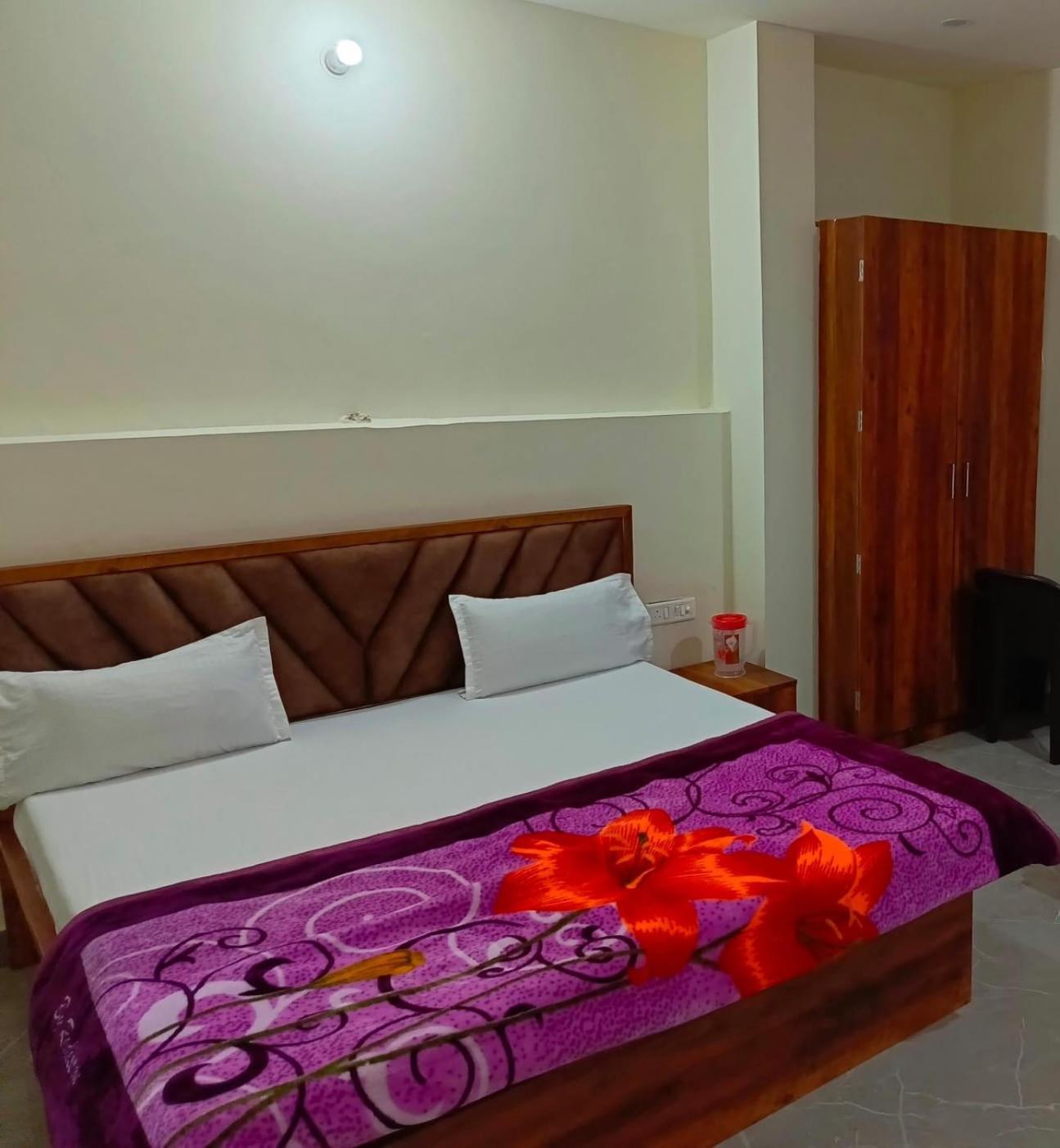 Shri Girraj Residency Hotell Mathura Eksteriør bilde